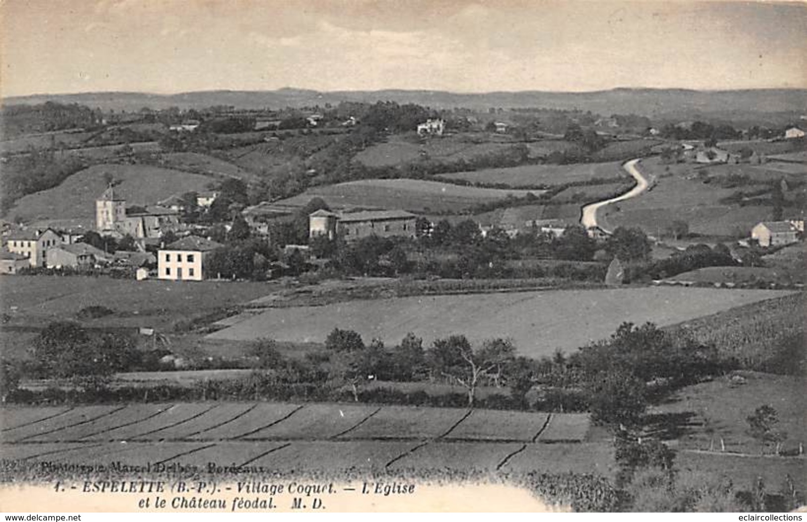 Espelette       64       Eglise Et Château Féodal      (voir Scan) - Espelette