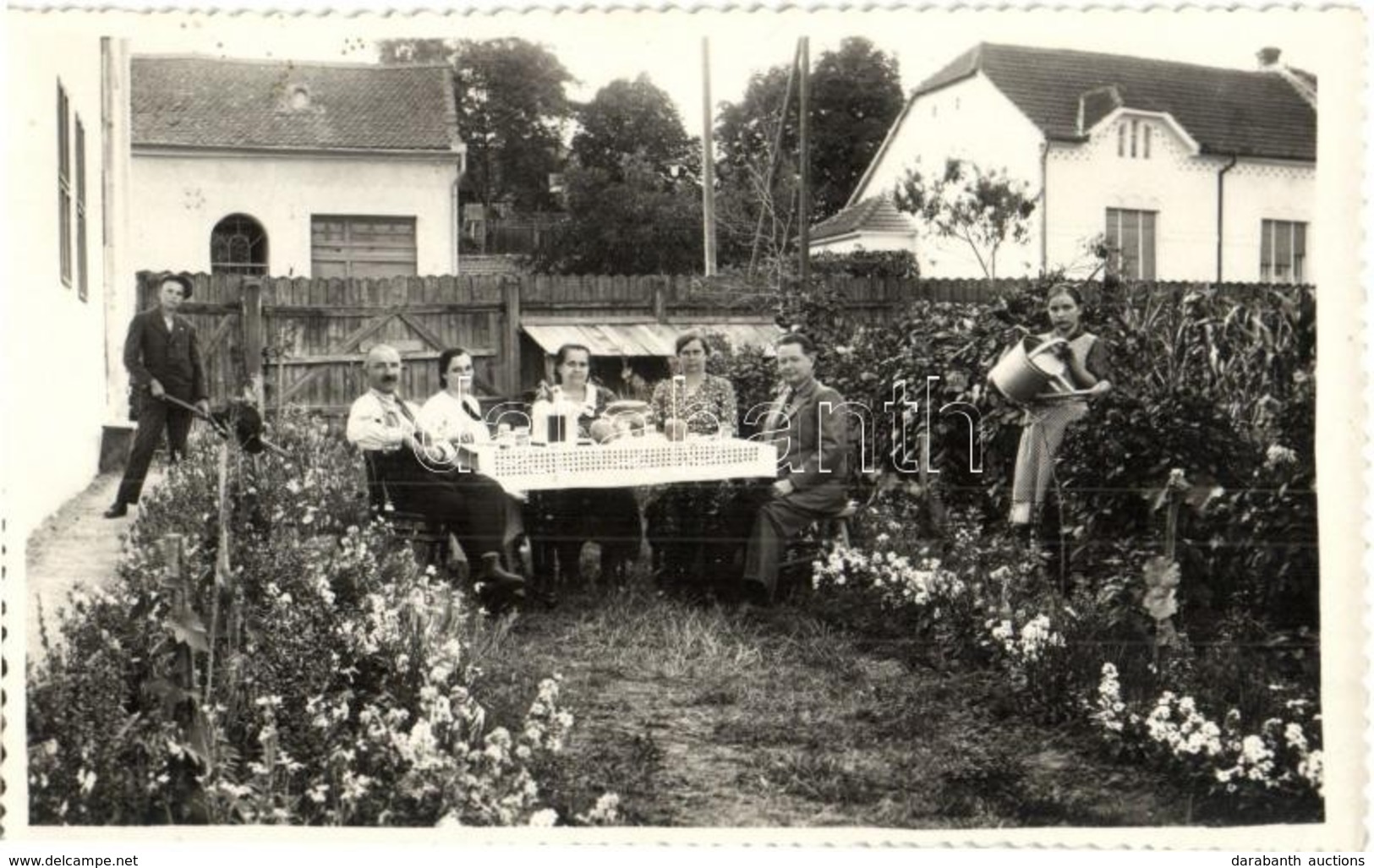 * T1/T2 Tenke, Tinca; Családi Társaság ünnepel A Kertben Tortával, Kertészkedő Gyerekek / Family Celebrating With Cake I - Unclassified