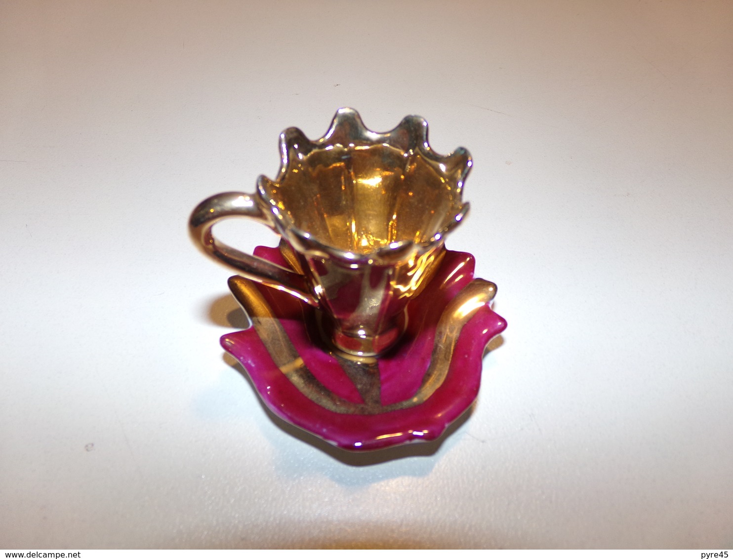 Miniature Tasse Et Sa Soucoupe Bordeaux Et Or - Other & Unclassified