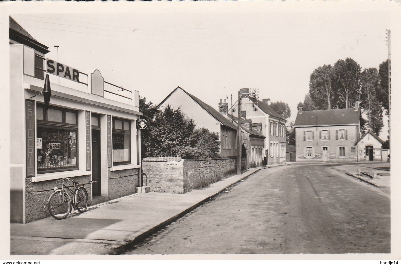 Allonnes  - Cpsm Petit Format  - Centre Du Bourg  Et Mairie (épicerie Spar) - Allonnes