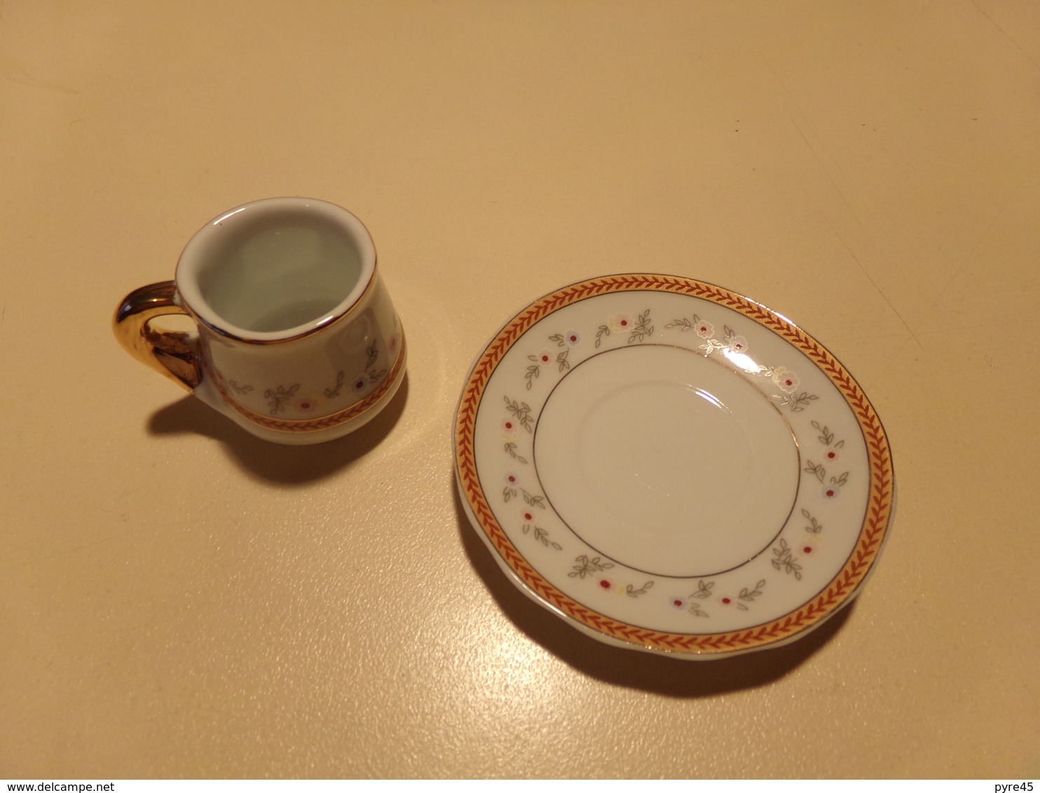 Miniature Tasse Avec Sa Soucoupe Décor Fleurs Multicolores Sur Fond Blanc Liseré Or Et Rouge " Décoration Artiste " - Autres & Non Classés