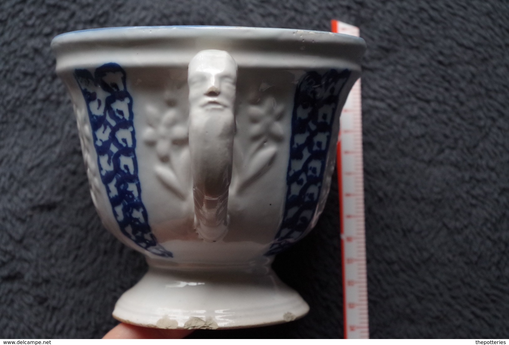 D9 Grande Tasse Chocolat Ca 1840 Epoque Louis Philippe  11 Cm De Haut Environ En L'état Egrenures Et Chocs Au Pied - Cups