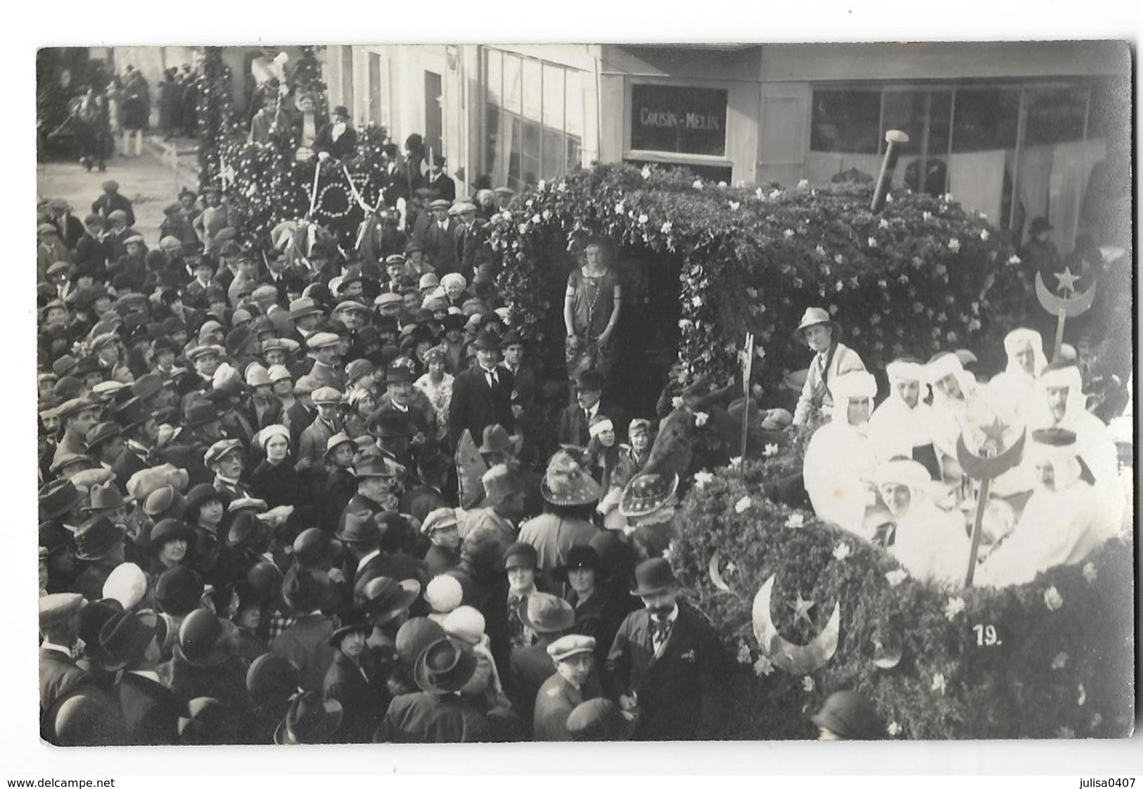 LES AIX D'ANGILLON (18) Carte Photo Cavalcade Défilé Devant Le Magasin Cousin Melin - Les Aix-d'Angillon