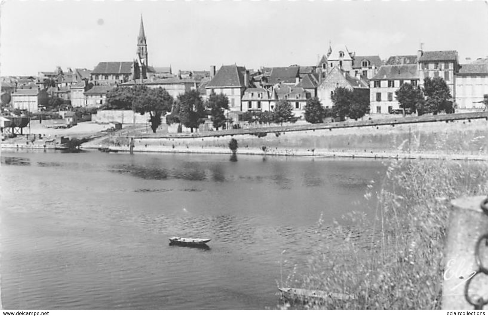 Bergerac        24             Vue De La Ville Depuis Le Pont  Années   50   (voir Scan) - Bergerac