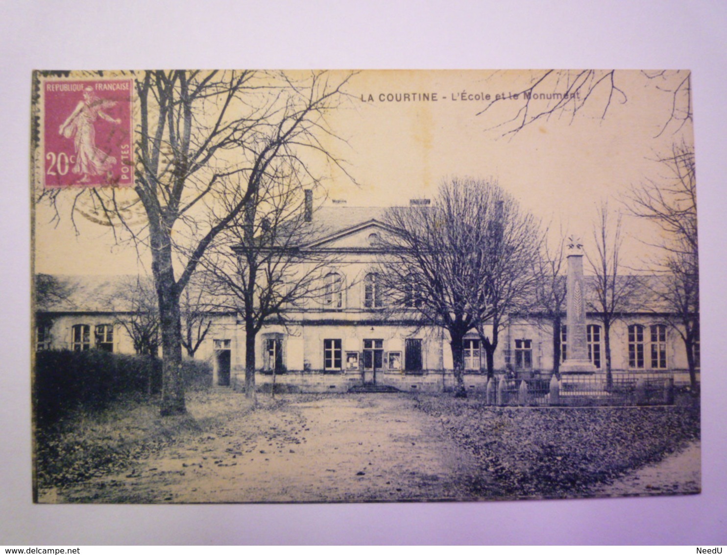 GP 2019 - 95  LA COURTINE  (Creuse)  :  L'ECOLE  Et Le  MONUMENT   1934   XXX - La Courtine