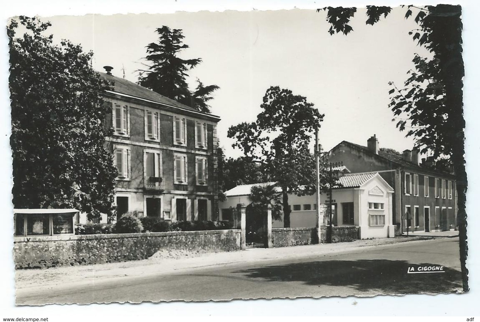 CPSM LAVARDAC, LA MAIRIE ET LES BAINS DOUCHES, Format 9 Cm Sur 14 Cm Environ, LOT ET GARONNE 47 - Lavardac