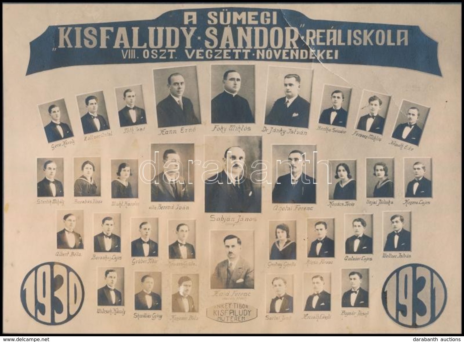 1931 A Sümegi Kisfaludy Sándor Reáliskola VIII. Oszt. Végzett Növendékei, Tablófotó, Felületén Törésnyomokkal, 19×24 Cm - Autres & Non Classés