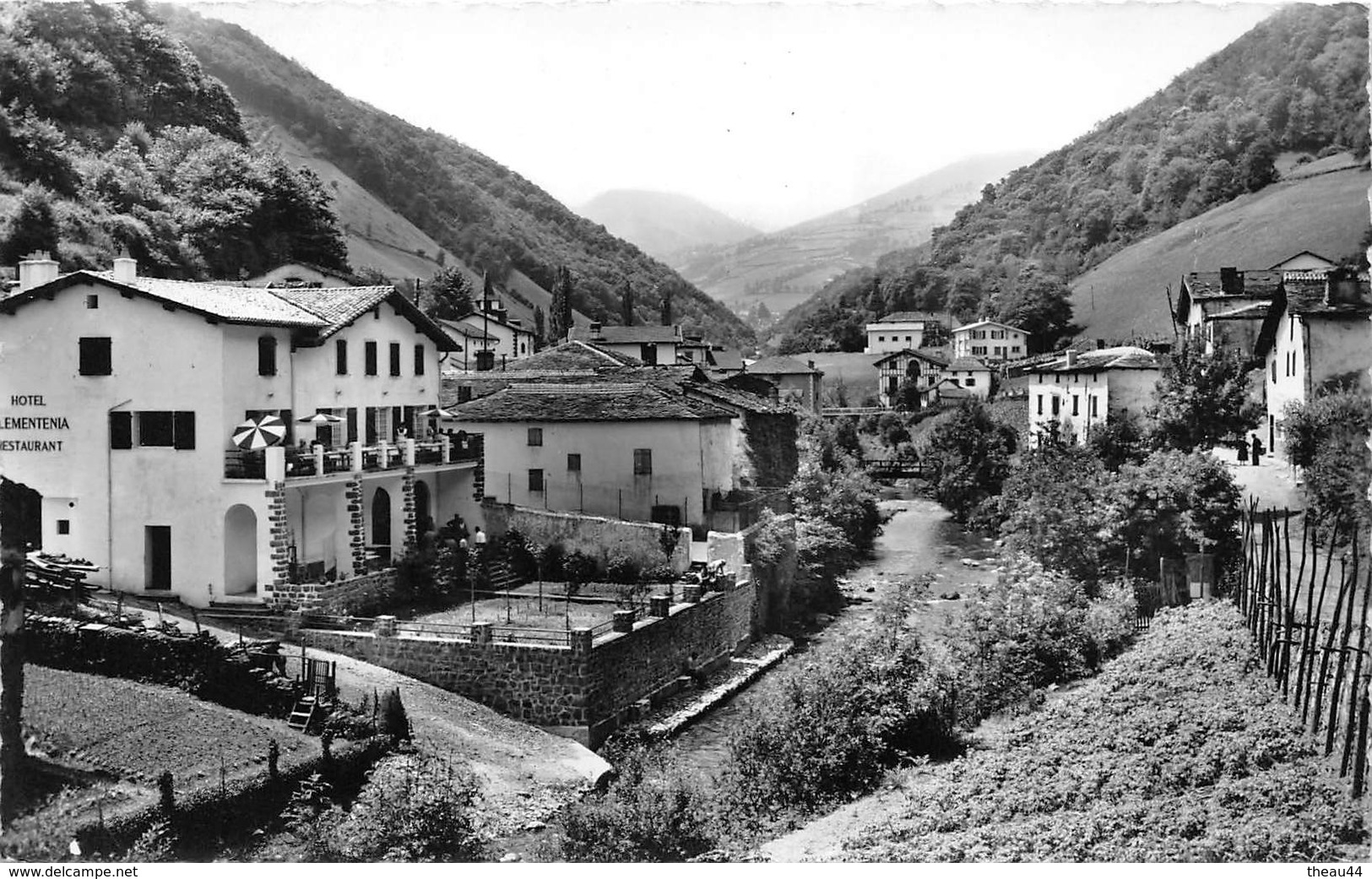 ¤¤   -   ARNEGUY   -  La Frontière Franco-Espagnole  -  Douane  -  L'Hôtel Clémentina      -  ¤¤ - Arnéguy