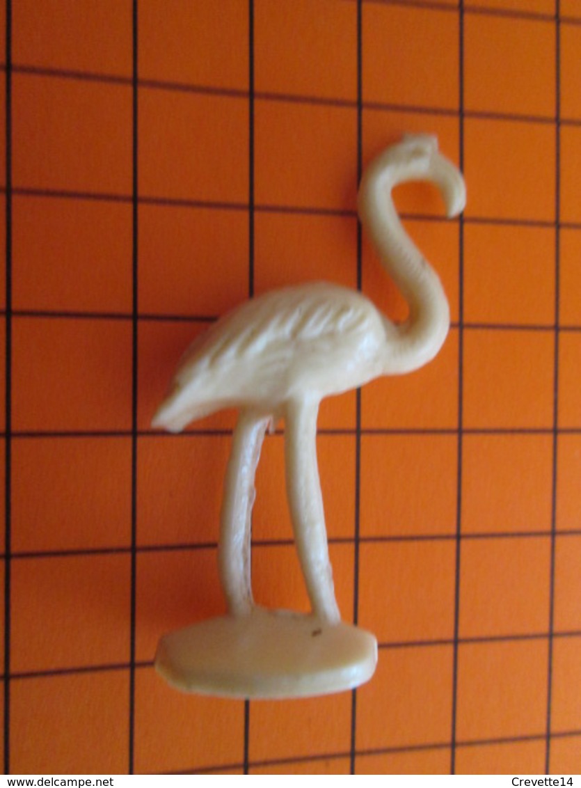 319b Figurine Publicitaire Années 50/60 FLAMANT ROSE Pas Pink Floyd , Demi Ronde-bosse , Plastique Dur Couleur Ivoire - Pájaros