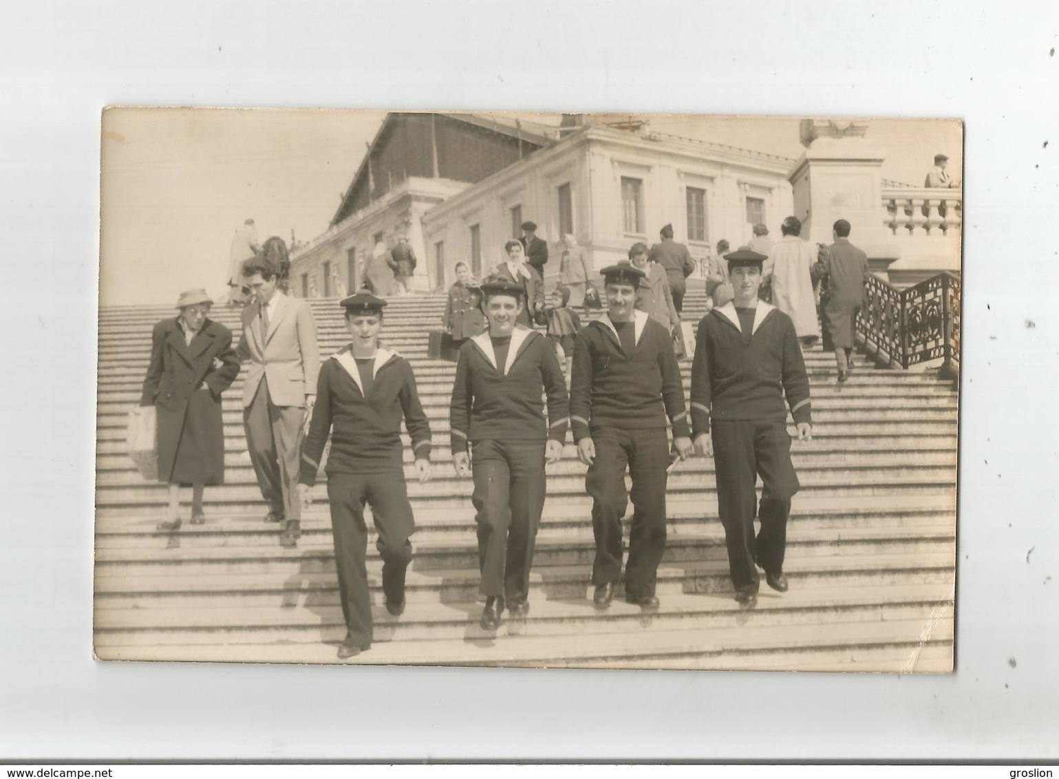 MARSEILLE (13) CARTE PHOTO 4 MEMBRES DE LA MARINE FRANCAISE (1 DE LA DCA ) SUR L'ESCALIER MONUMENTAL DE LA GARE - Estación, Belle De Mai, Plombières