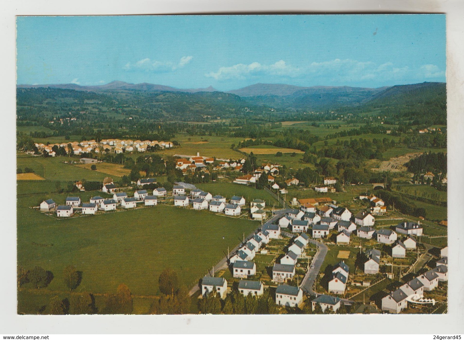 CPSM JUSSAC (Cantal) - Vue Aérienne Cité Mondésir Et Cité De La Plaine - Jussac