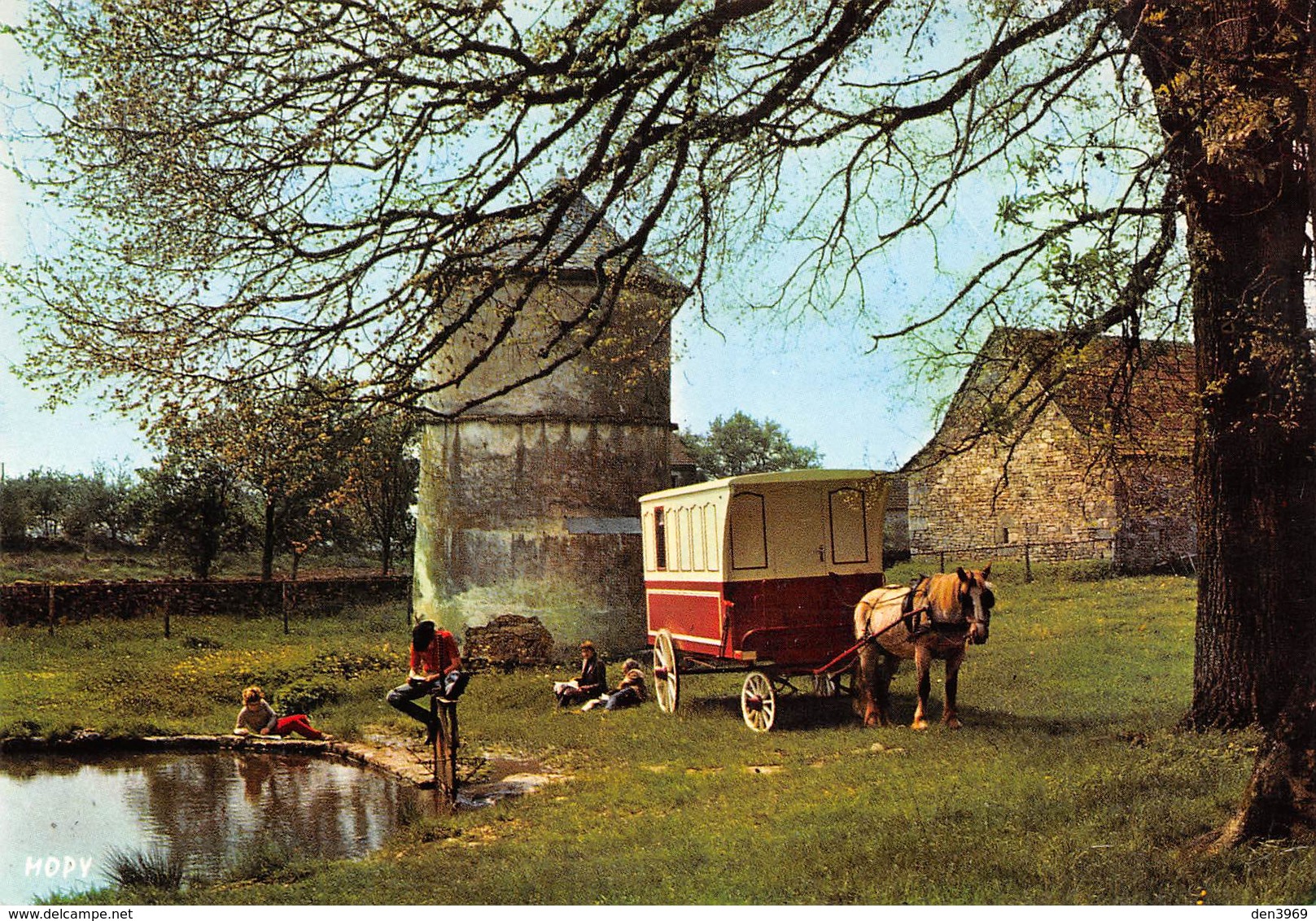 ASSIER - Le Lot En Roulotte - Attelage De Cheval - Etang - Pigeonnier !? - Assier