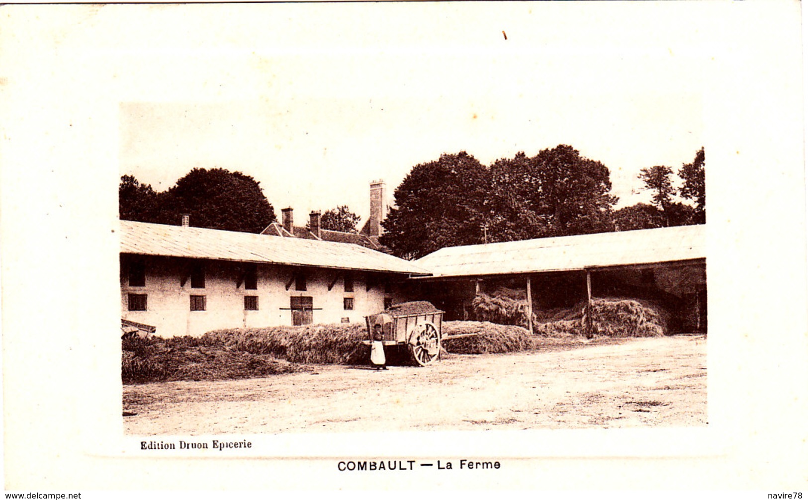 77 COMBAULT ( Pontault Combault )  Femme Et Charrette Devant La Ferme - Pontault Combault