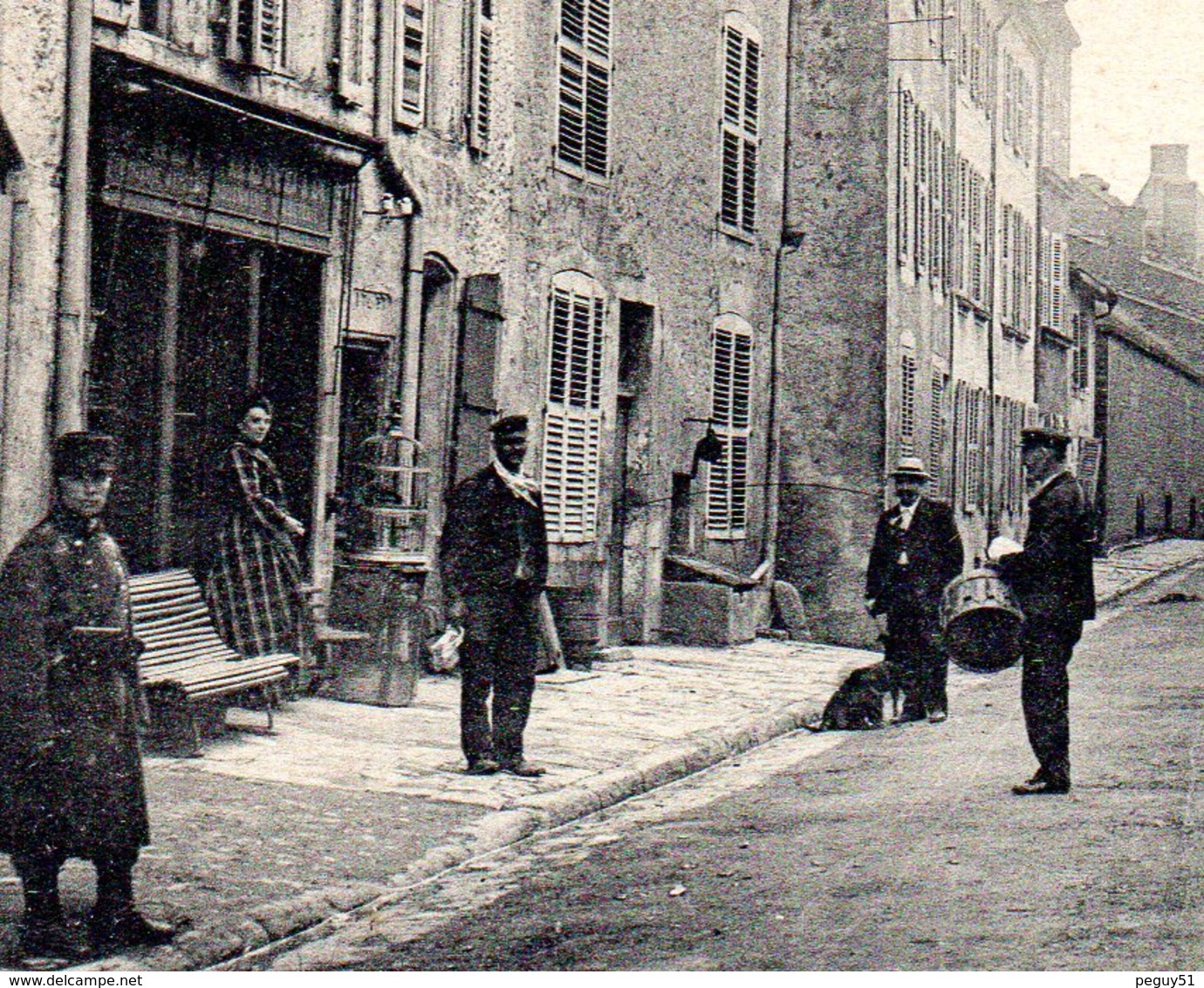 55. Montmédy. Rue Du Grand Puits ( Citadelle). Militaire, Commerçante, Passants Et Tambour. 1907 - Montmedy