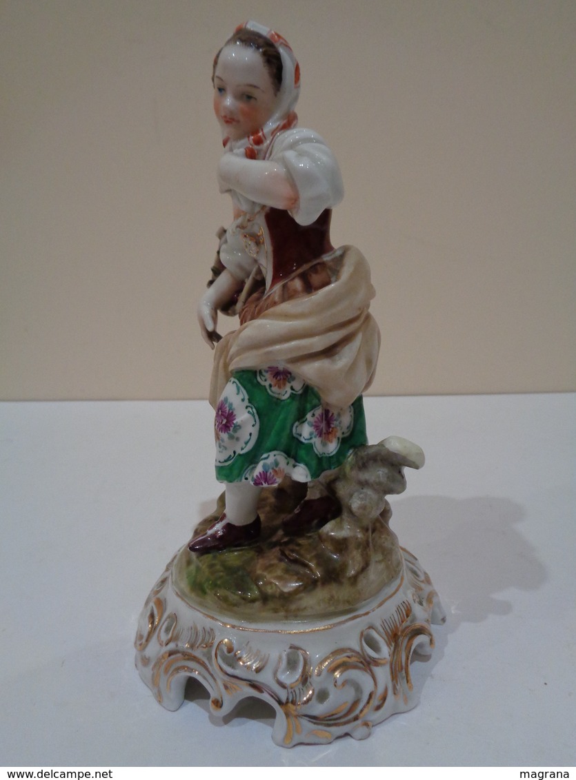 Antigua figura de porcelana pintada. Muchacha con flores. Marca Hispania.