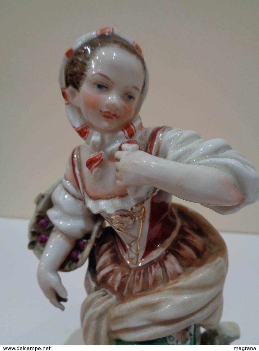 Antigua figura de porcelana pintada. Muchacha con flores. Marca Hispania.