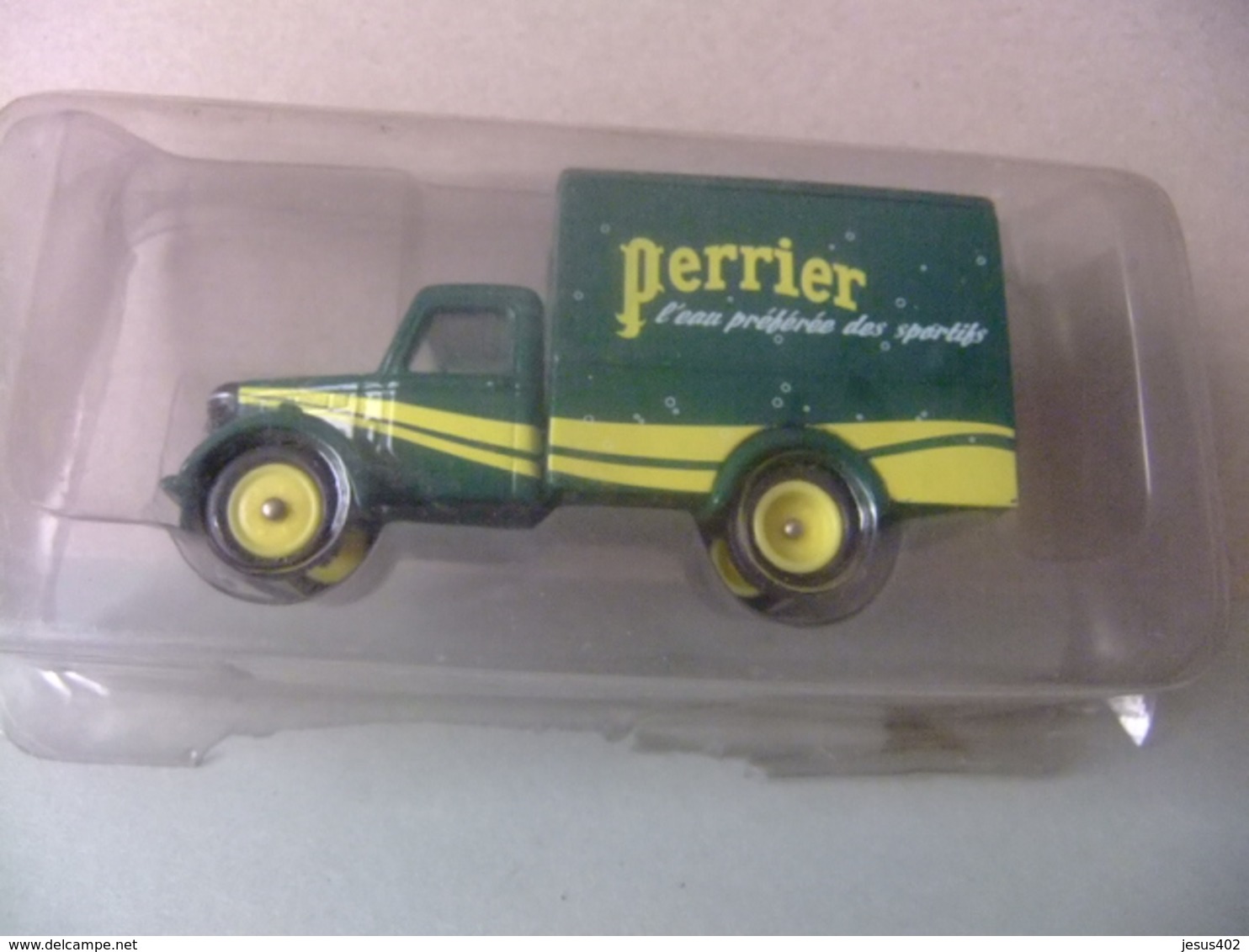 CORGI TOYS CAMION BEDFORD 30 CWT VAN CON PUBLICIDAD PERRIER - Corgi Toys