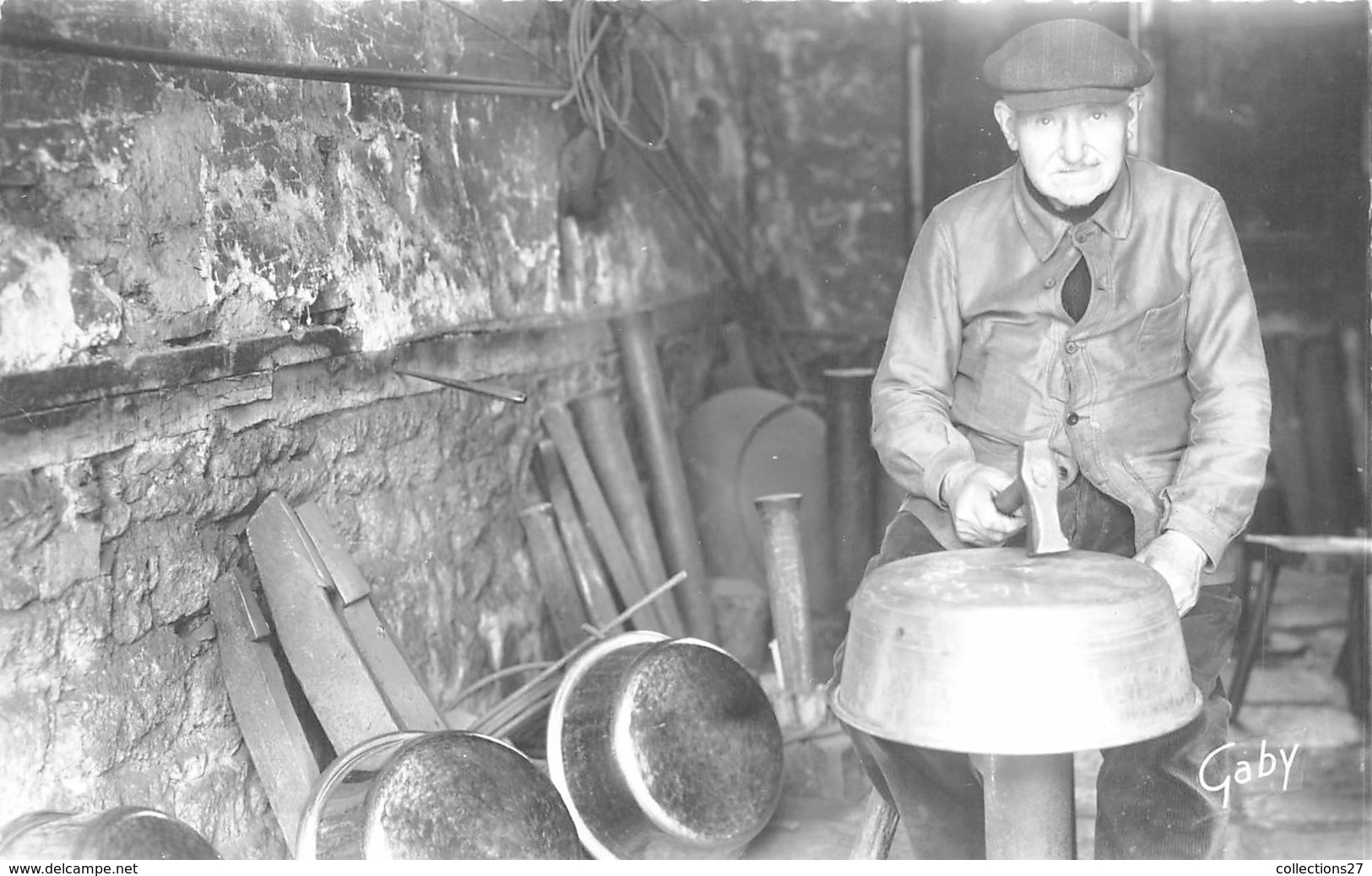 50-VILLEDIEU-LES-POÊLES- CHAUDRONNIER AU TRAVAIL - Villedieu