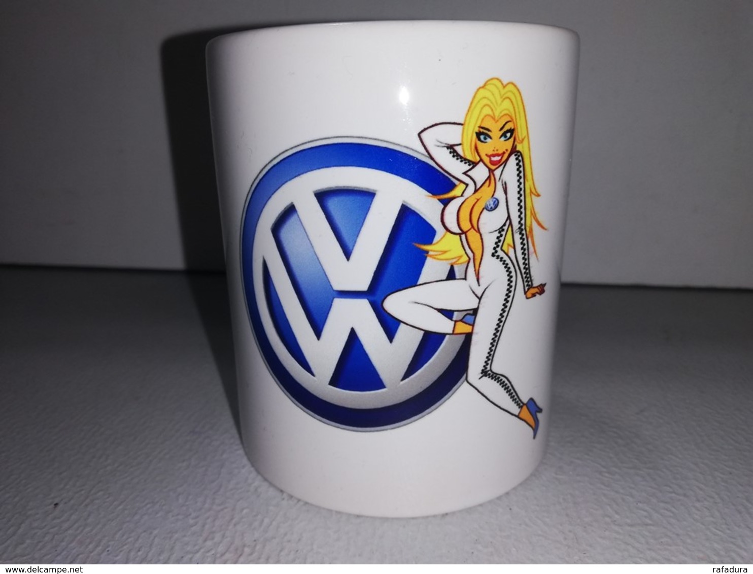 VOLKSWAGEN PIN UP COMBINAISON VW GOLF COX 1303 TASSE Ceramique MUG COFFEE NOEL - Fahrzeuge