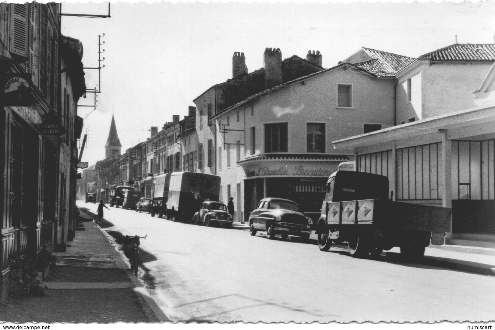 Brioux-sur-Boutonne La Grande Rue Voitures Des Années 50 Camions Commerces - Brioux Sur Boutonne