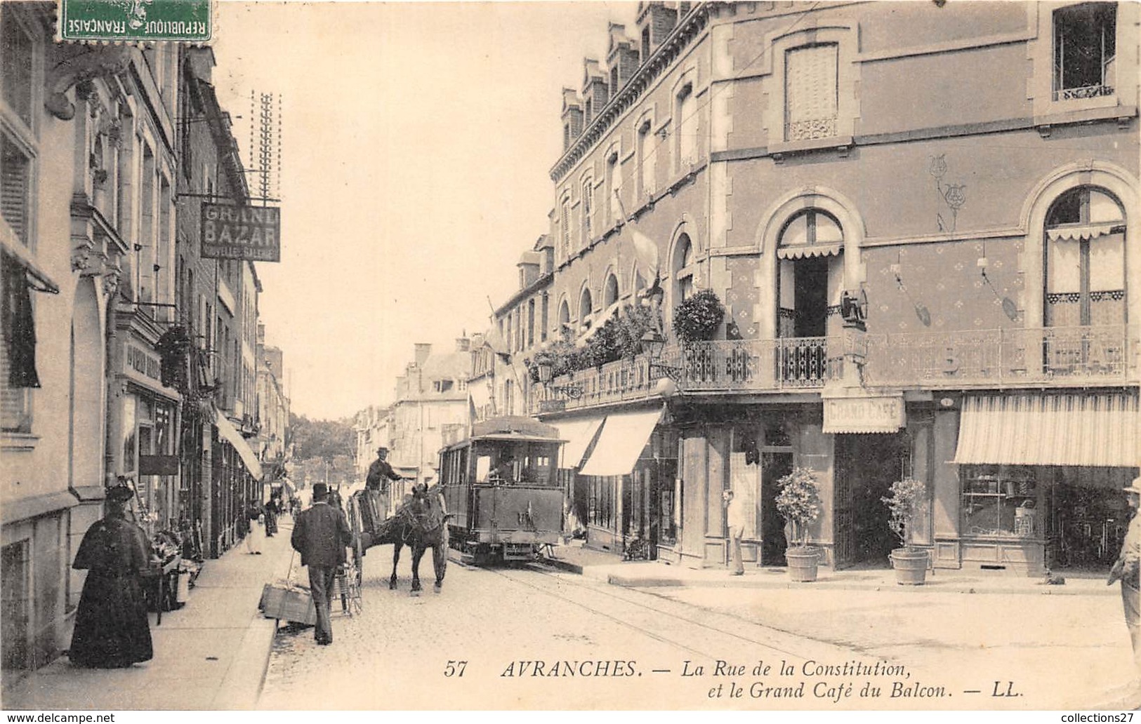 50-AVANCHES- LA RUE DE LA CONSTITUTION ET LE GRAND CAFE DU BALCON - Avranches