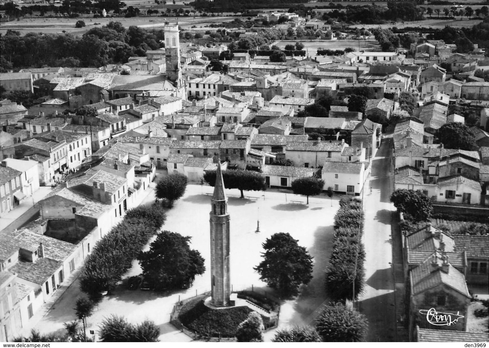 SAINT-PIERRE D'OLERON - La Place, La Lanterne Des Morts Et La Ville - Vue Aérienne - Saint-Pierre-d'Oleron