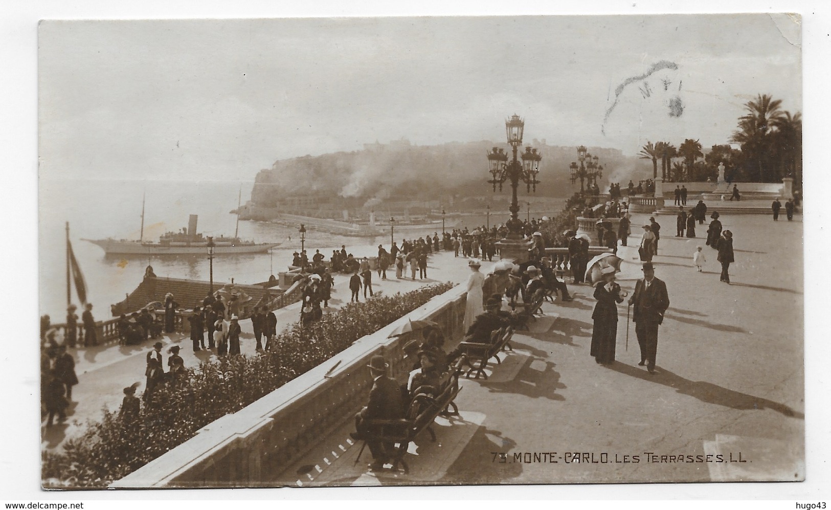 MONTE CARLO EN 1921 - N° 73 - LES TERRASSES  AVEC PERSONNAGES ET BATEAU - PETIT PLI ANGLE HAUT A DROITE - CPA VOYAGEE - Bars & Restaurants