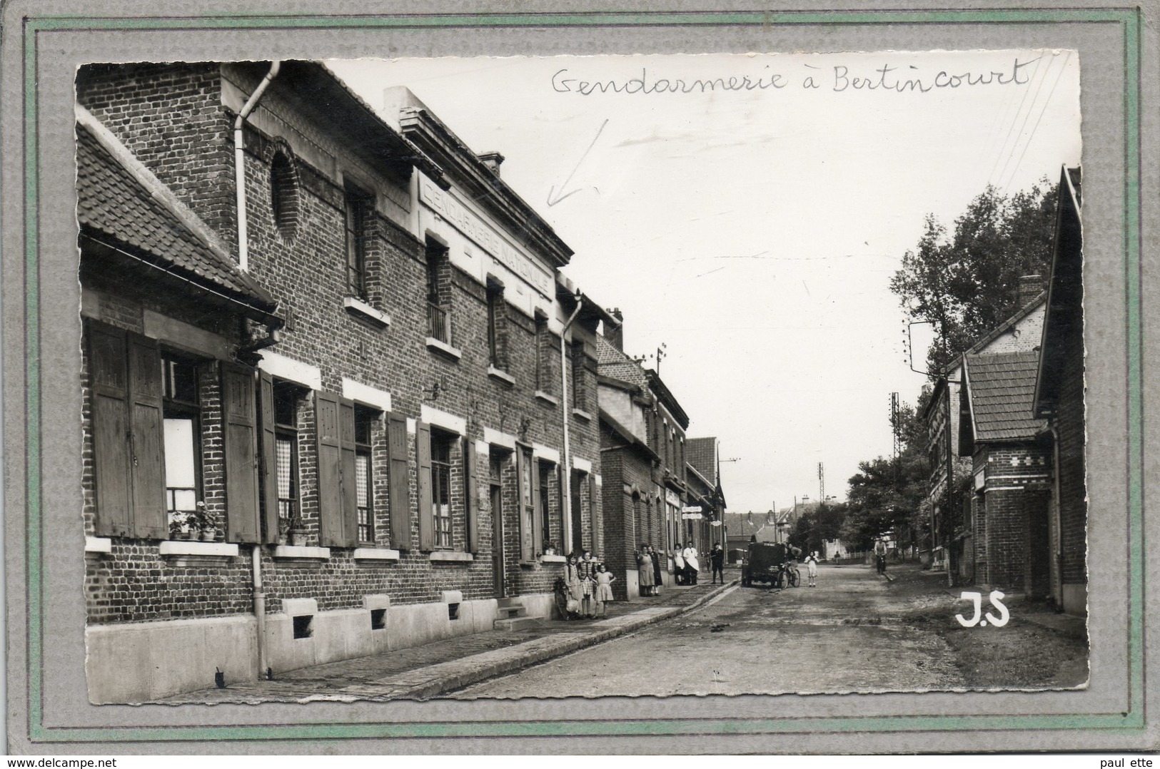 CPSM Dentelée - BERTINCOURT (62) - Aspect De La Rue Georges-Clemenceau Et De La Gendarmerie En 1950 - Bertincourt