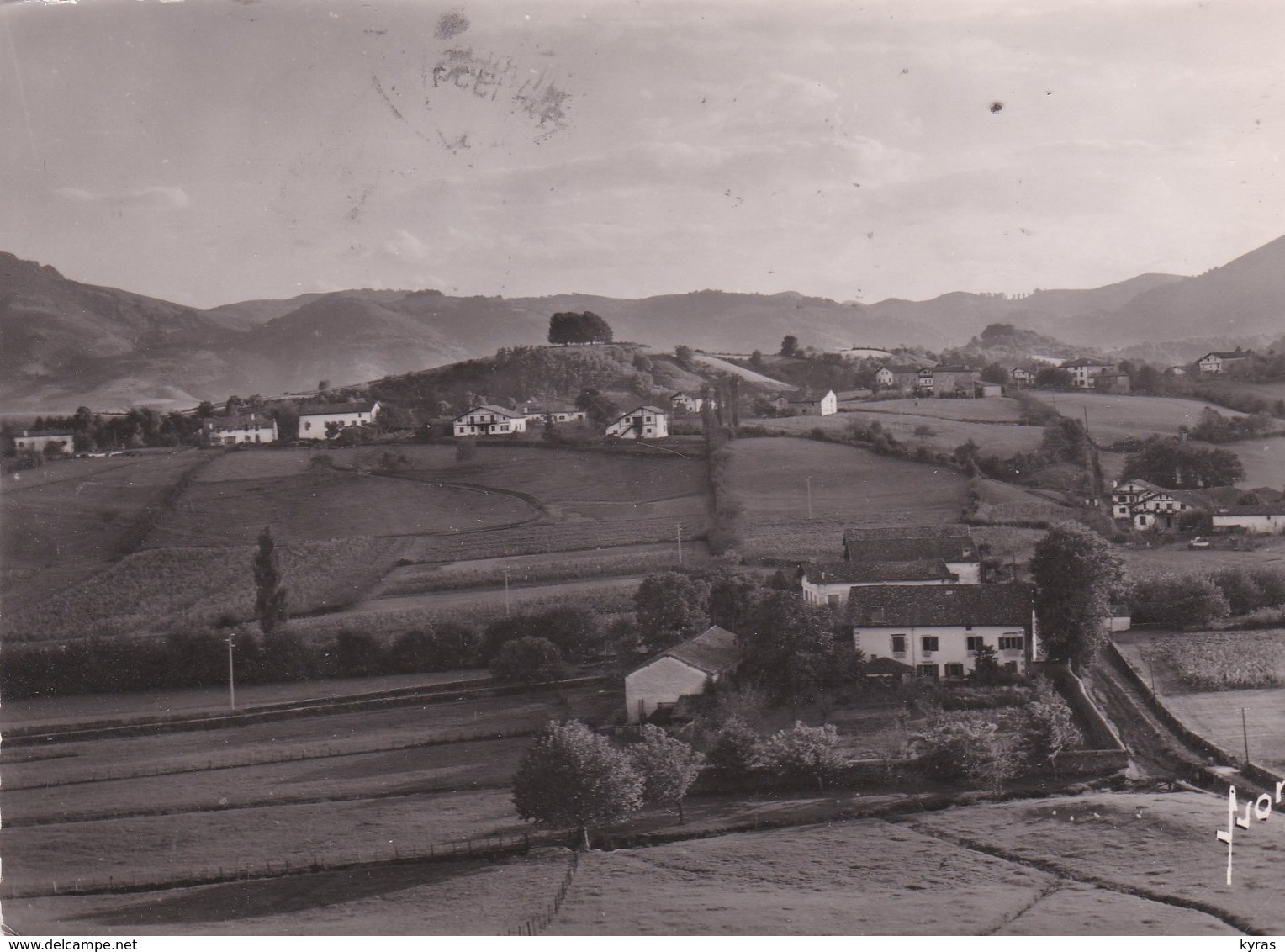 CPSM 10X15. (64) SARE Vue (aérienne) Vers La Montagne De Pena-Plata . (Au 2ème Plan, La Maison De Luis Mariano) - Sare