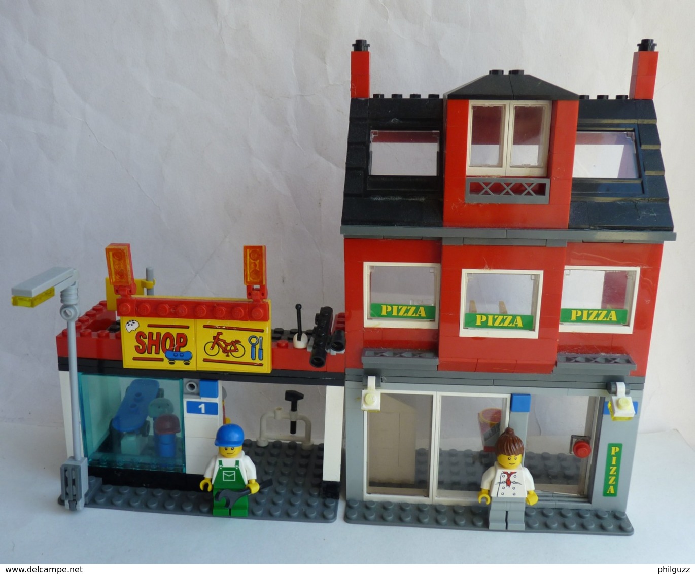 Sur 2 PHOTOS FIGURINE LEGO CITY 7641 STATION DE BUS AUTOBUS ET MAISONS - Figuren