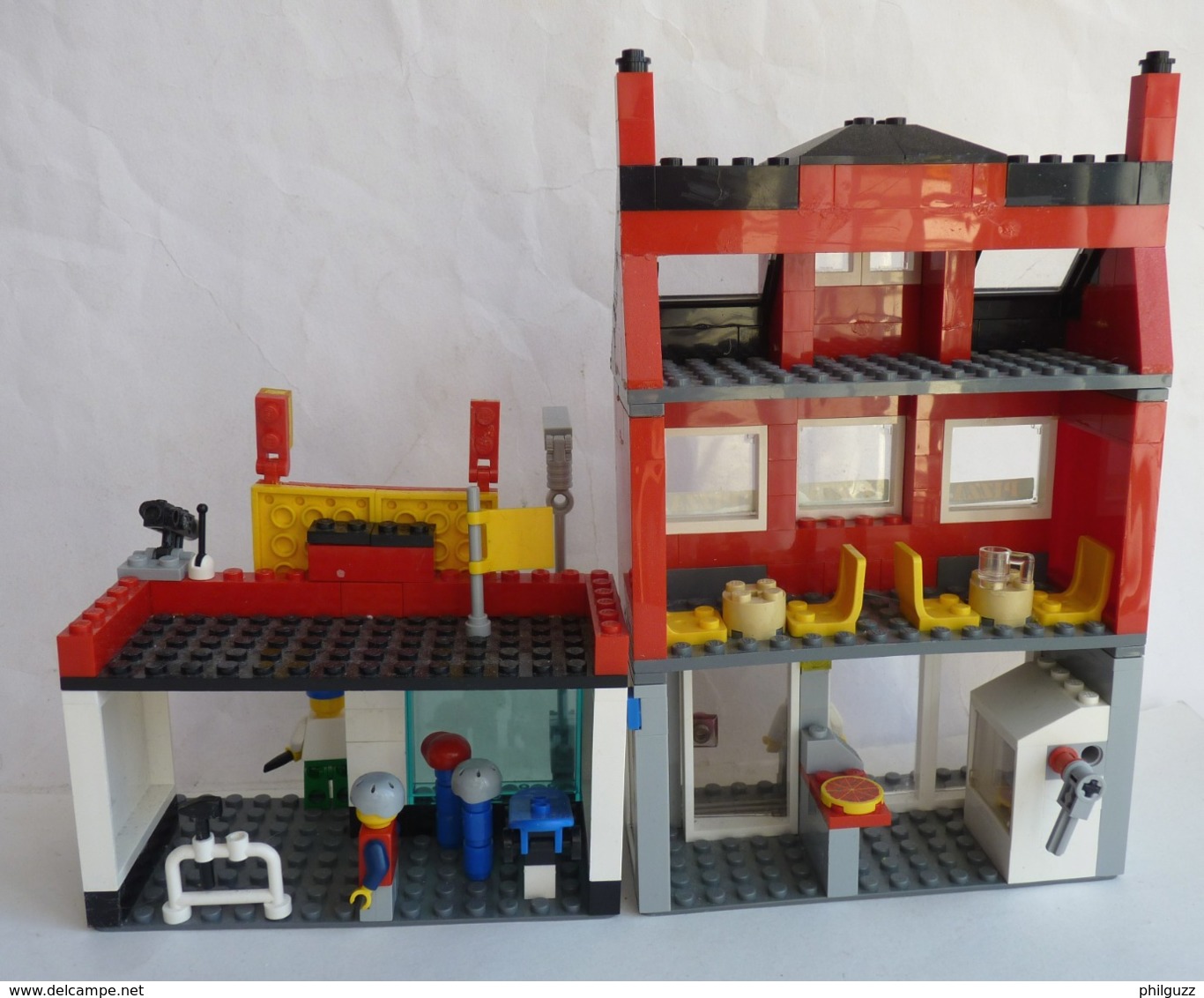 Sur 2 PHOTOS FIGURINE LEGO CITY 7641 STATION DE BUS AUTOBUS ET MAISONS - Figurines