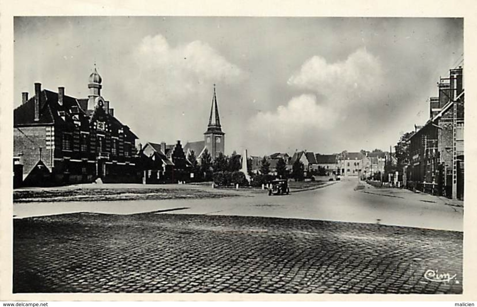 - Depts Div-ref-AM190- Nord - Marcoing - Place De L Hotel De Ville - Monument Aux Morts - Carte Bon Etat - - Marcoing