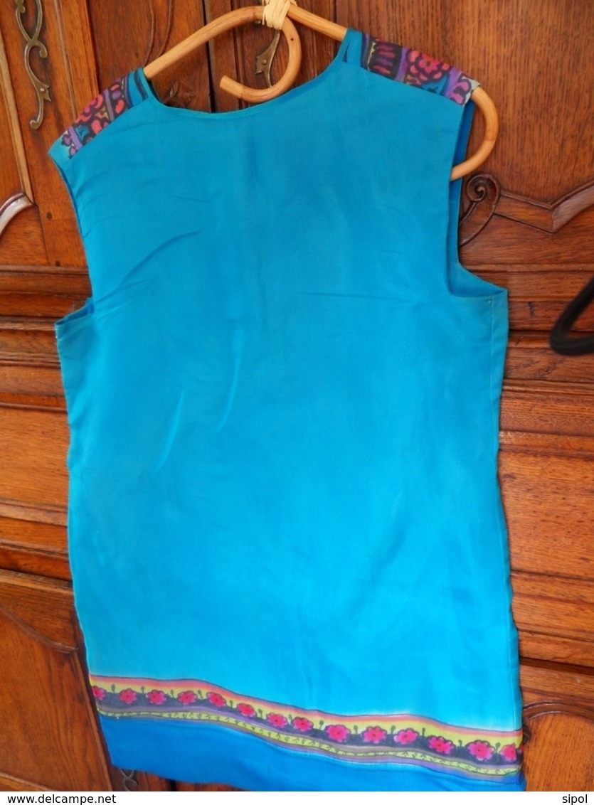 Robe  De Dame En  Fine Soie Turquoise Motifs  Peints à La Main Se Porte En Robe Ou Tunique Travail Artisanal Années 1970 - Other & Unclassified