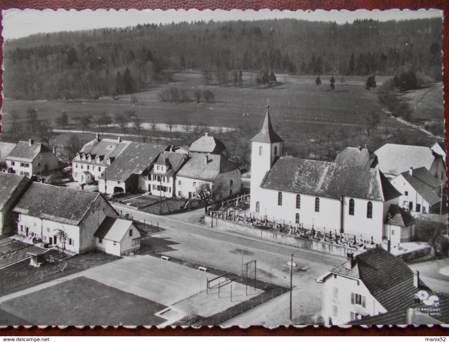 SUISSE - DAMVANT - Vue Aérienne. (L' Eglise - Terrain De Jeux) CPSM - Damvant