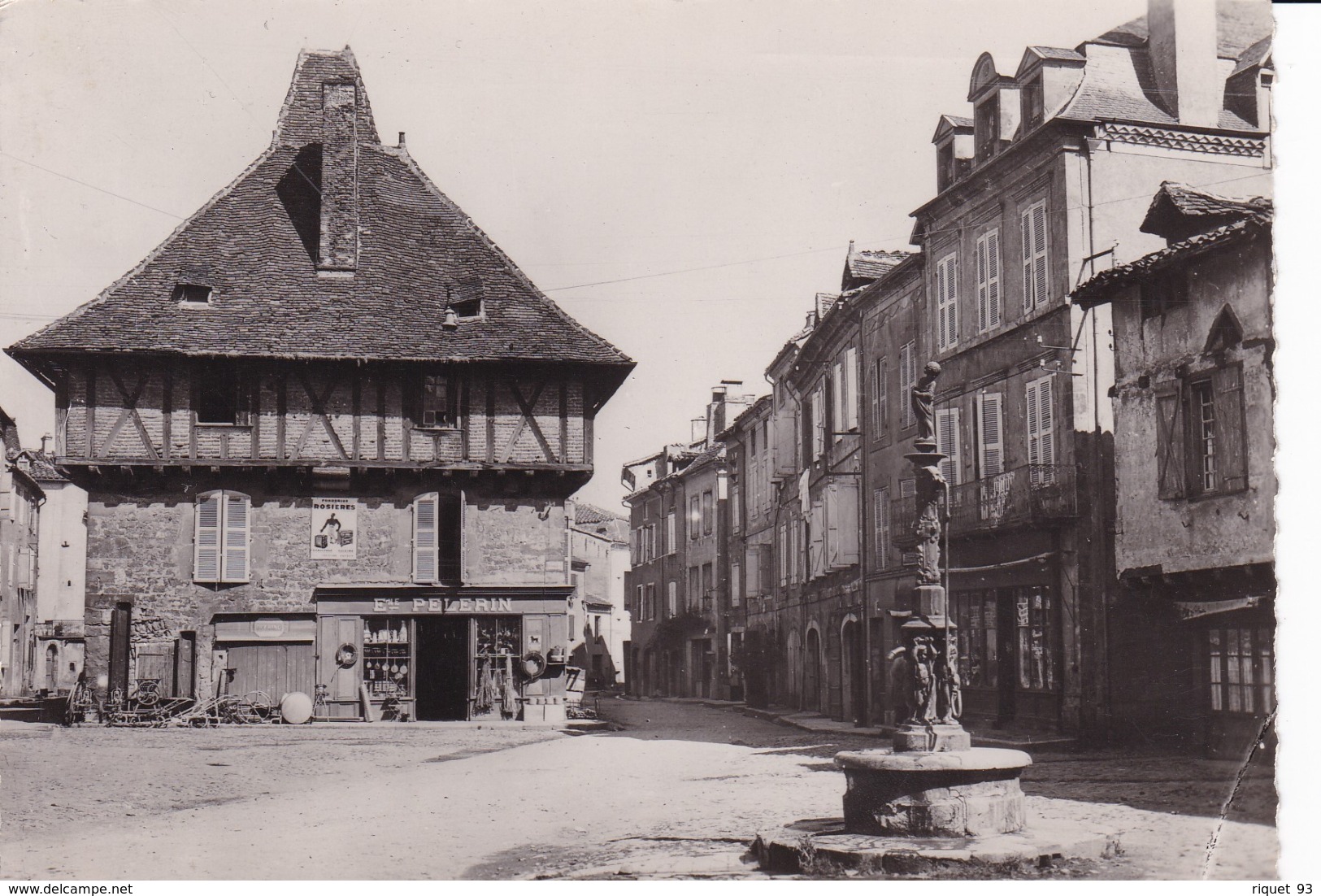 SAINT-CERE - Place Du Marcadial - Saint-Céré