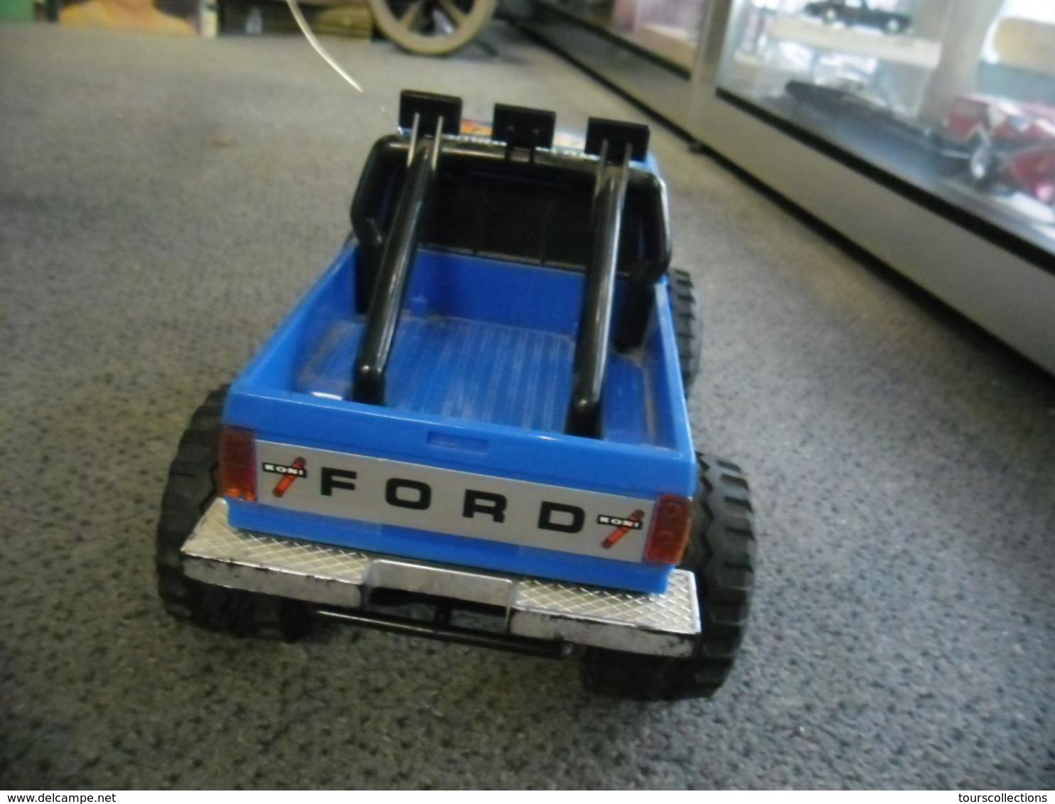 MODELE  NIKKO R/C Systems FORD RANGER 4 x 4  avec Télécommande