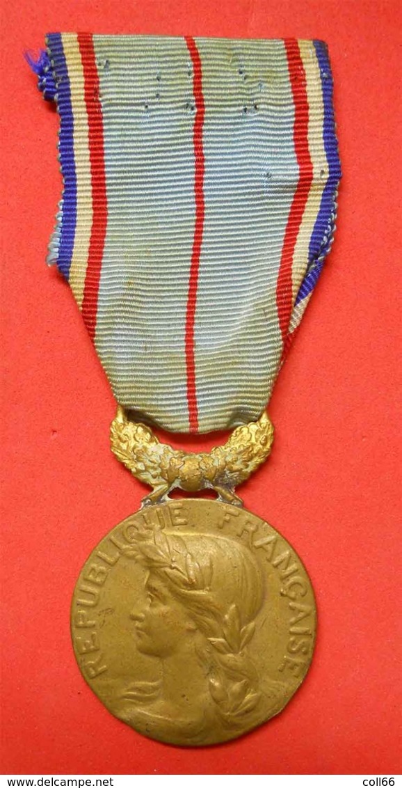 Frankreich - 1892 Médaille Décoration pendante Grand Prix Humanitaire de  France et son Ruban dans son jus à nettoyer