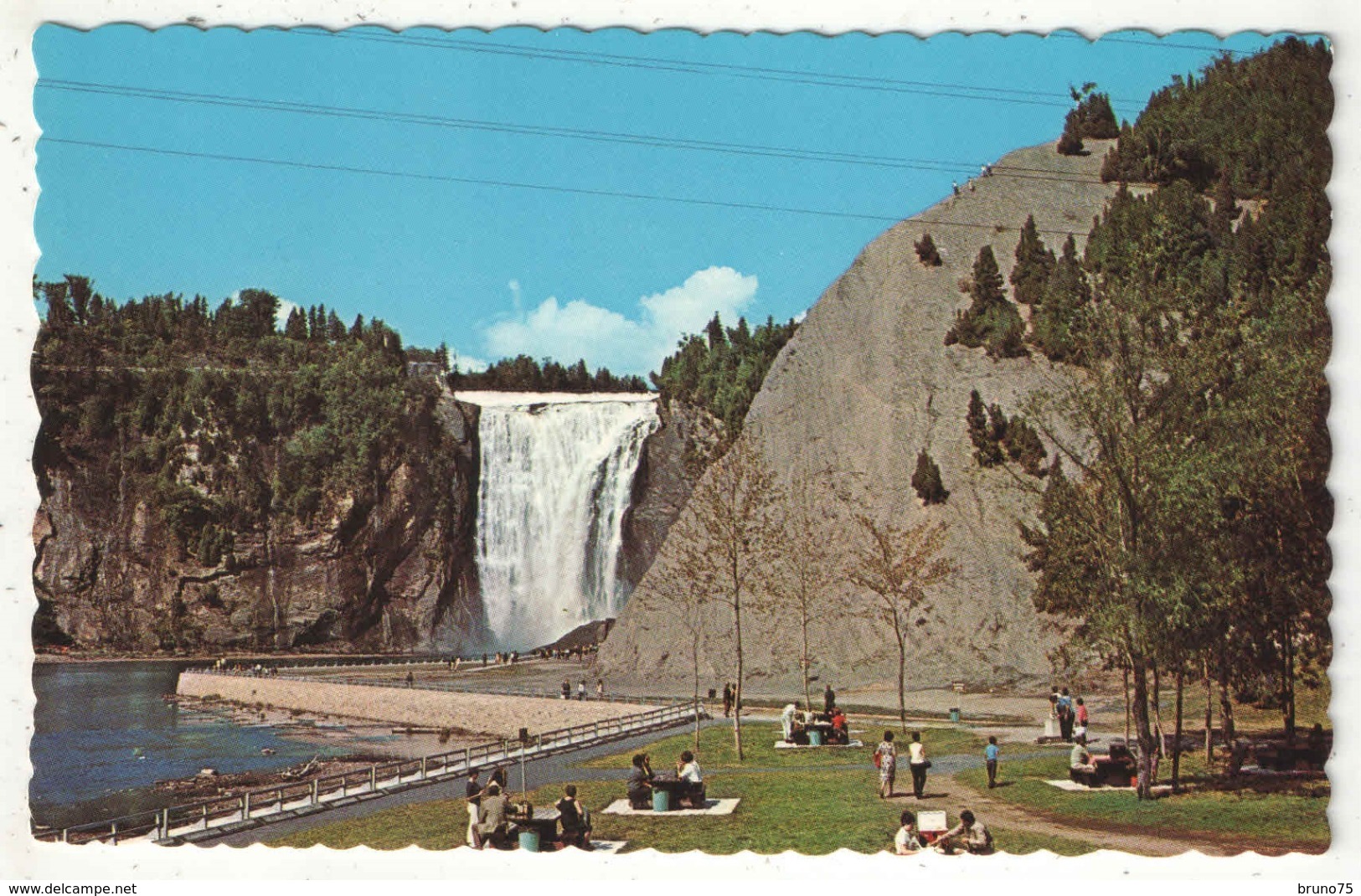 Endroit Idéal Pour Un Pique-nique Au Pied De La Chute Montmorency - Montmorency Falls