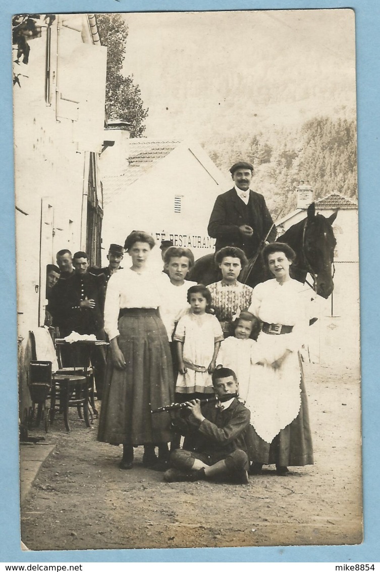 TH0119  Carte Photo SAINT-ETIENNE-Les-REMIREMONT (Vosges) Photo De Groupe Devant CAFE  RESTAURANT  ++++ - Saint Etienne De Remiremont