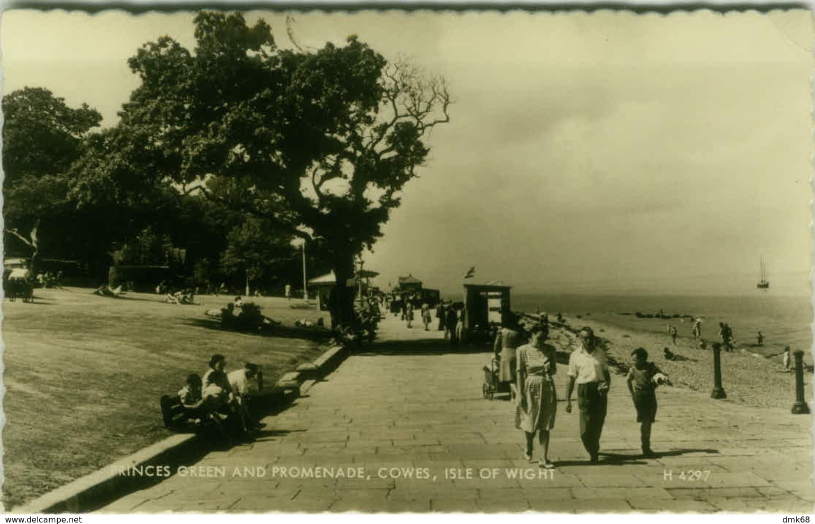 ISLE OF WIGHT - PRINCES GREEN AND PROMENADE - COWES - 1950s (BG5666) - Cowes