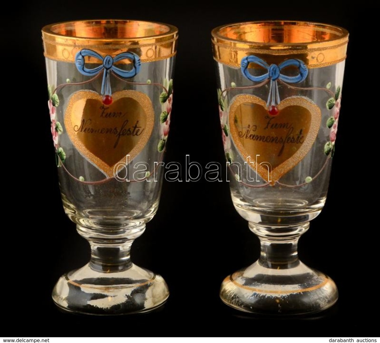 Cca 1900 Emlék Talpas Pohár ( 2 Db), Kézzel Festett, Jelzés Nélkül, Kopás Nyomokkal,  M: 14,5 Cm (2×) - Glas & Kristall