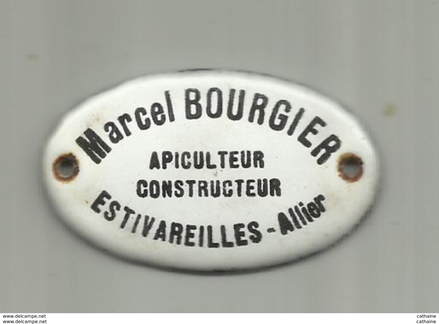 03  ESTIVAREILLES . PLAQUE EMAILLEE DE " Mr MARCEL BOURGIER " APICULTEUR CONSTRUCTEUR . DIM 5 X 3  Cm - Farm