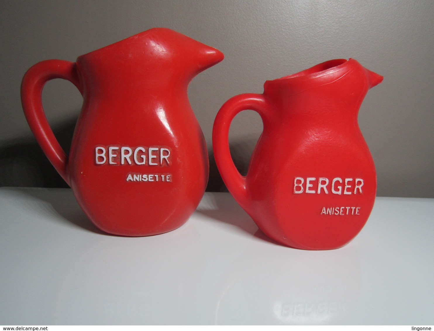 Petite Et Grande Carafe, Pichet En Plastique Rouge BERGER ANISETTE - Carafes