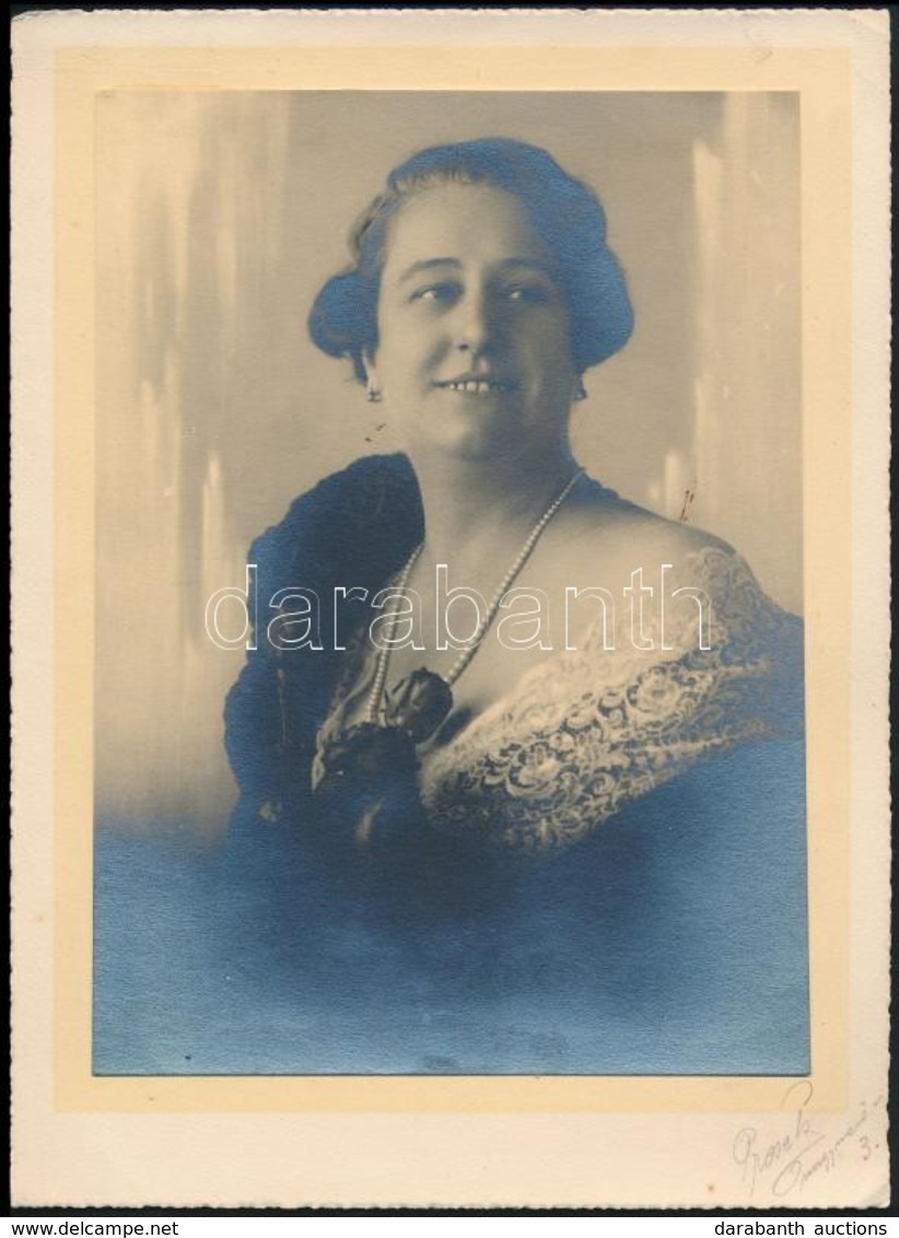 Cca 1920-1930 Elegáns Hölgy Műtermi Portréja, Kartonra Ragasztott, Aláírt Fotó, 22,5×16 Cm - Sonstige & Ohne Zuordnung