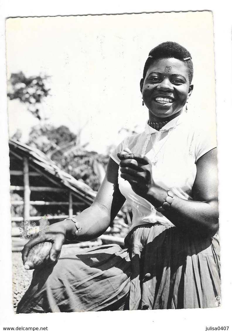 GABON Ethnologie Type Fang Musicienne Coquille Secouée Remplie De Grenaille - Gabon