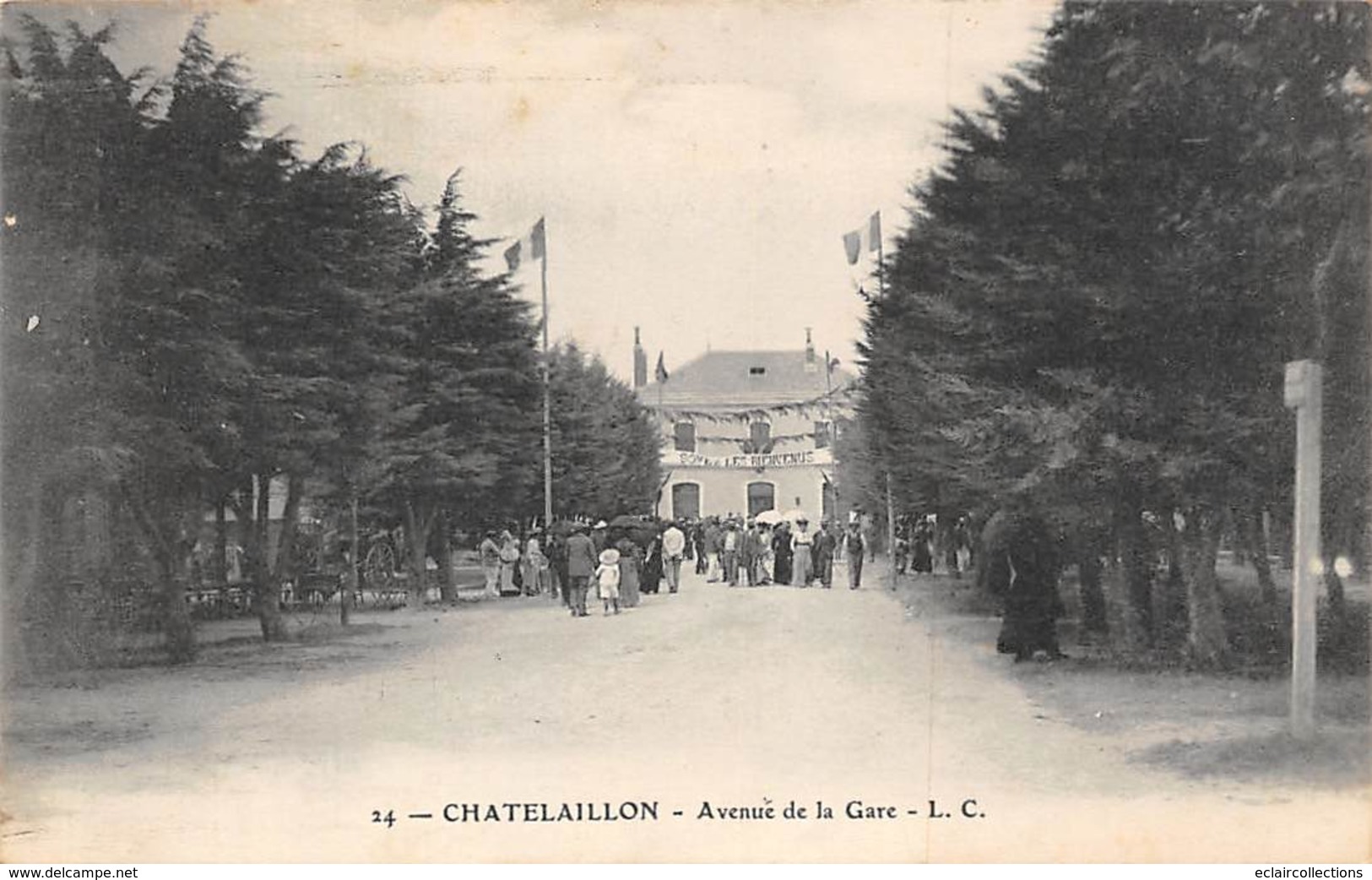 Chatelaillon       17       Lot De Cinq  Cartes Dont: Rue Carnot, De La République Et Gare   (voir Scan) - Châtelaillon-Plage