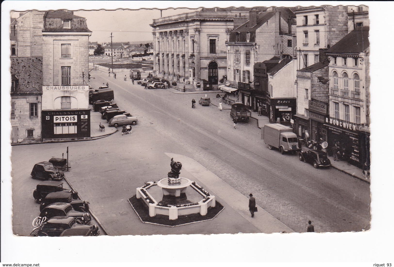 SAUMUR - Place De La Bilange (véhicules Années 50) - Saumur