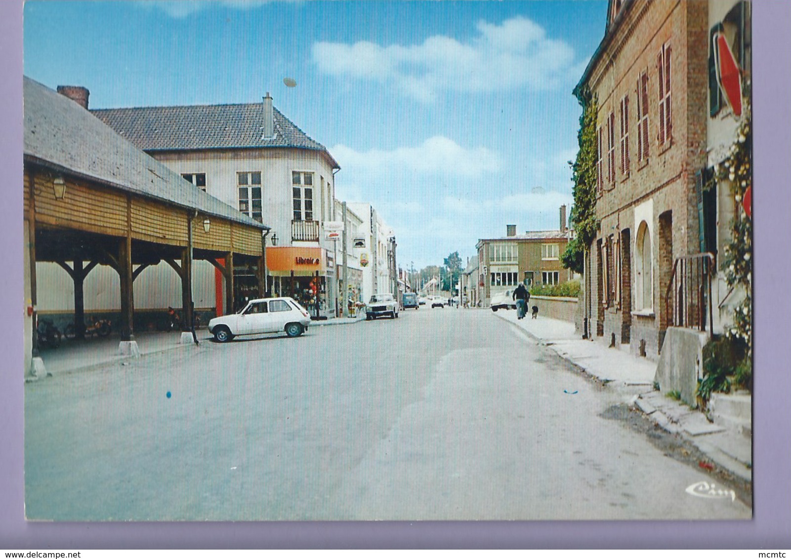 CPM  -  Oisemont  -(Somme) - Rue Général De Gaulle  -( Auto,voiture Renault 5 ) - Oisemont