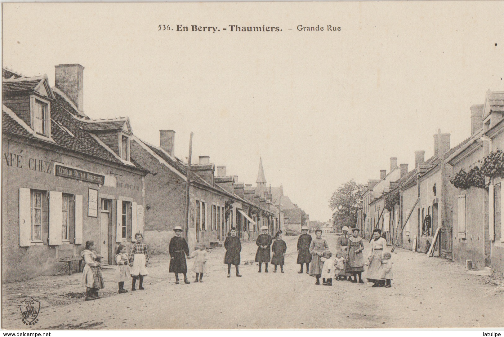 Thaumiers  18   La Grande-Rue  Tres Tres Animée Devant Le Café - Thaumiers