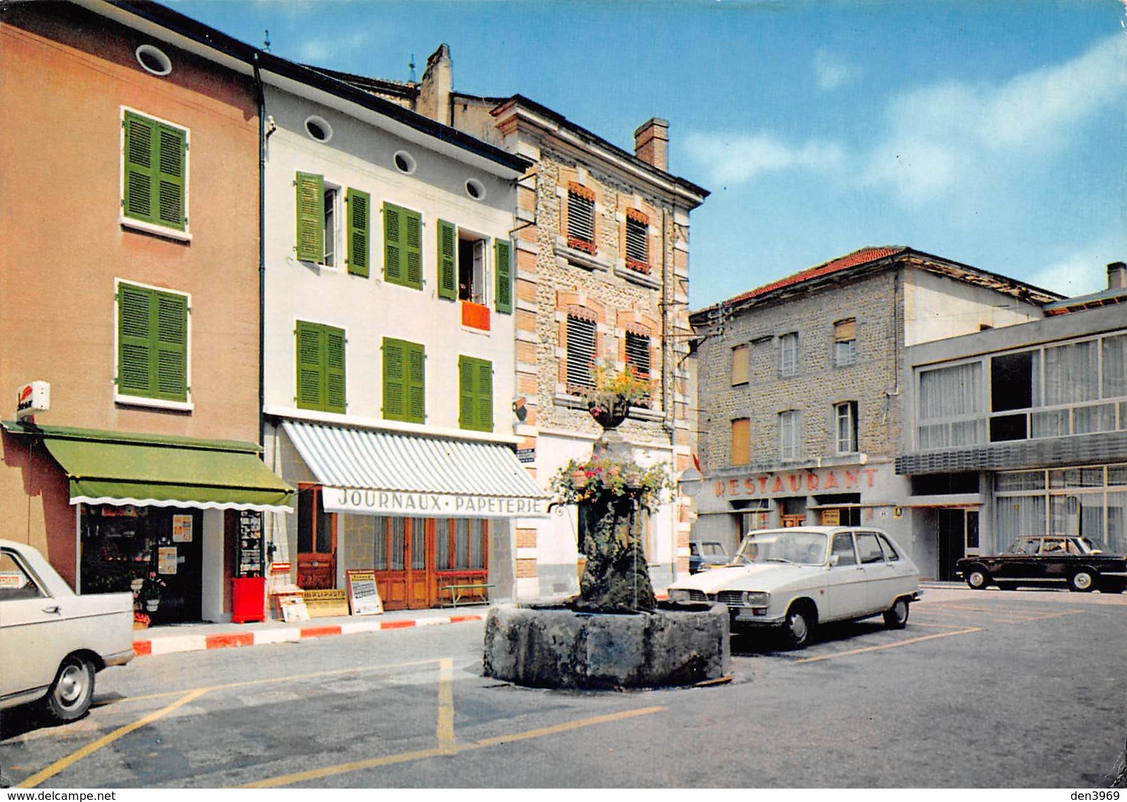 VIRIVILLE - La Place - Fontaine - Renault R16 - Journaux-Papeterie - Restaurant - Viriville